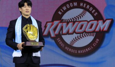 Song Sung-mun, formerly of the Kiwoom Heroes, poses with the trophy after being named the Player of the Year at the Real Glove Award ceremony at the Grand Walkerhill Seoul, Dec. 1. Yonhap