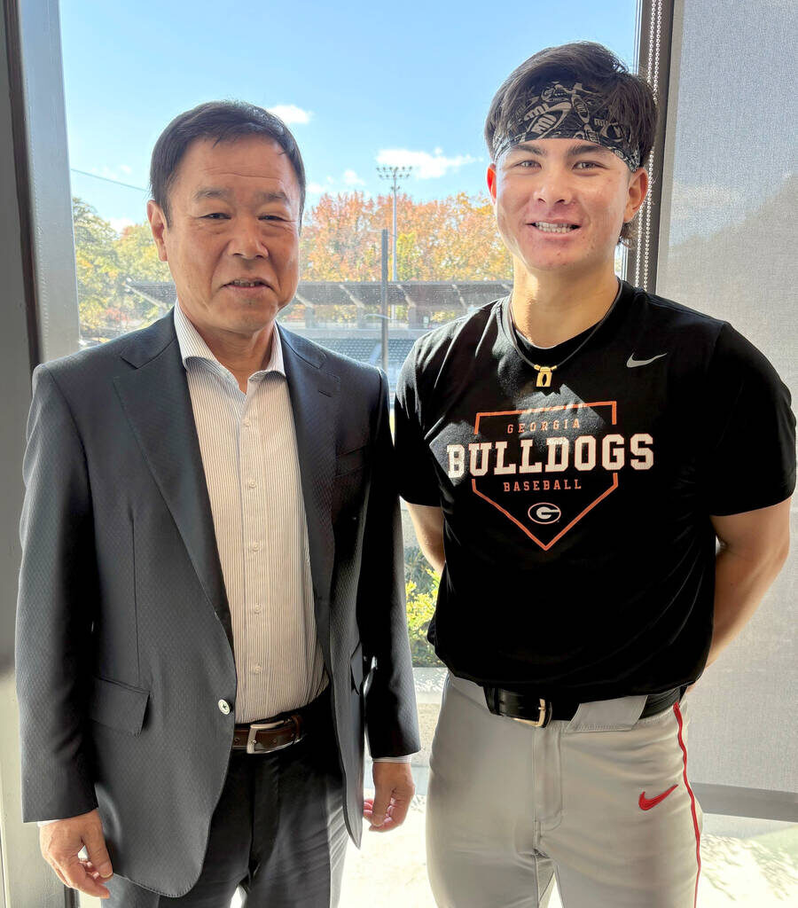 オリックス・福良GM（左）の指名あいさつを受けた石川ケニー（球団提供）