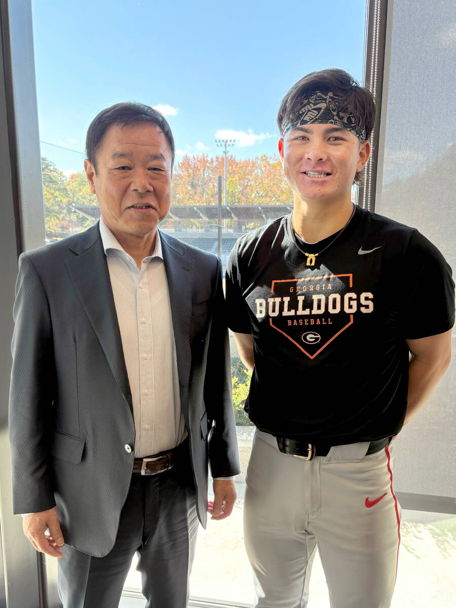 オリックス・福良GM(左)の指名あいさつを受けた石川ケニー(球団提供)