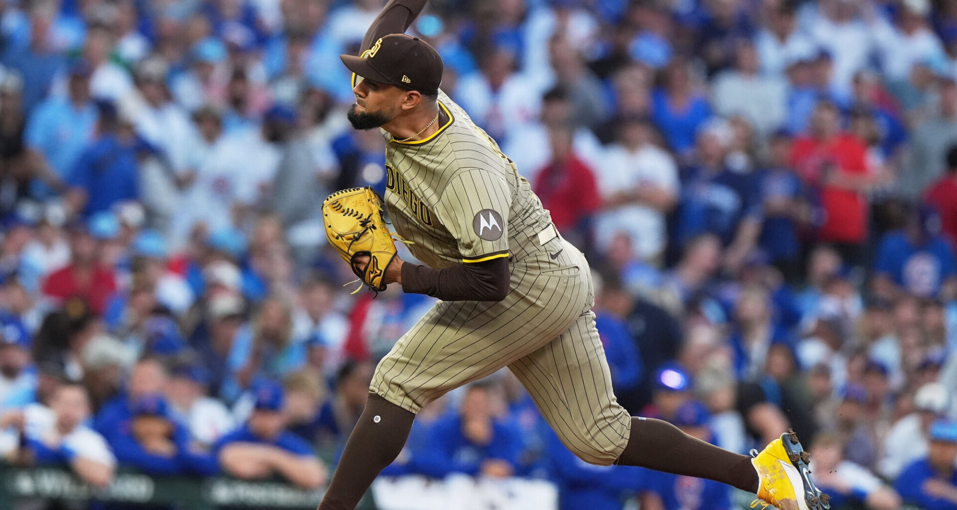 The Atlanta Braves signed former San Diego Padres closer Robert Suarez to a three-year deal on Thursday.