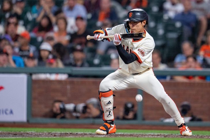 San Francisco Giants center fielder Lee Jung-hoo bunt hits to load the bases against the Arizona Diamondbacks during the sixth inning at Oracle Park in San Francisco, Sept. 8, in this Getty Images photo. Yonhap