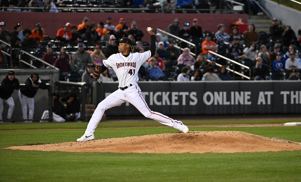 Luis De León pitches as a member of the Delmarva Shorebirds.
