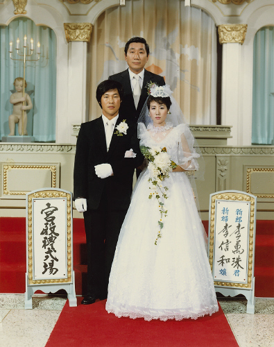 Lee Man-soo, left, then a Samsung player, poses for a wedding photo on Oct. 16, 1982. Lee Yong-il, center, the KBO secretary general, officiates the ceremony. [JOONGANG ILBO]