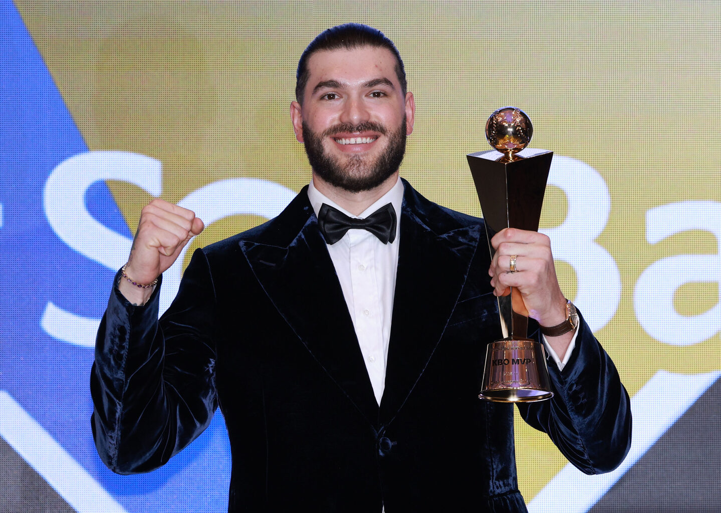 Cody Ponce of the Hanwha Eagles poses with the trophy after winning the KBO regular-season MVP award during the awards ceremony at Lotte Hotel World in Seoul on Nov. 24. [YONHAP]