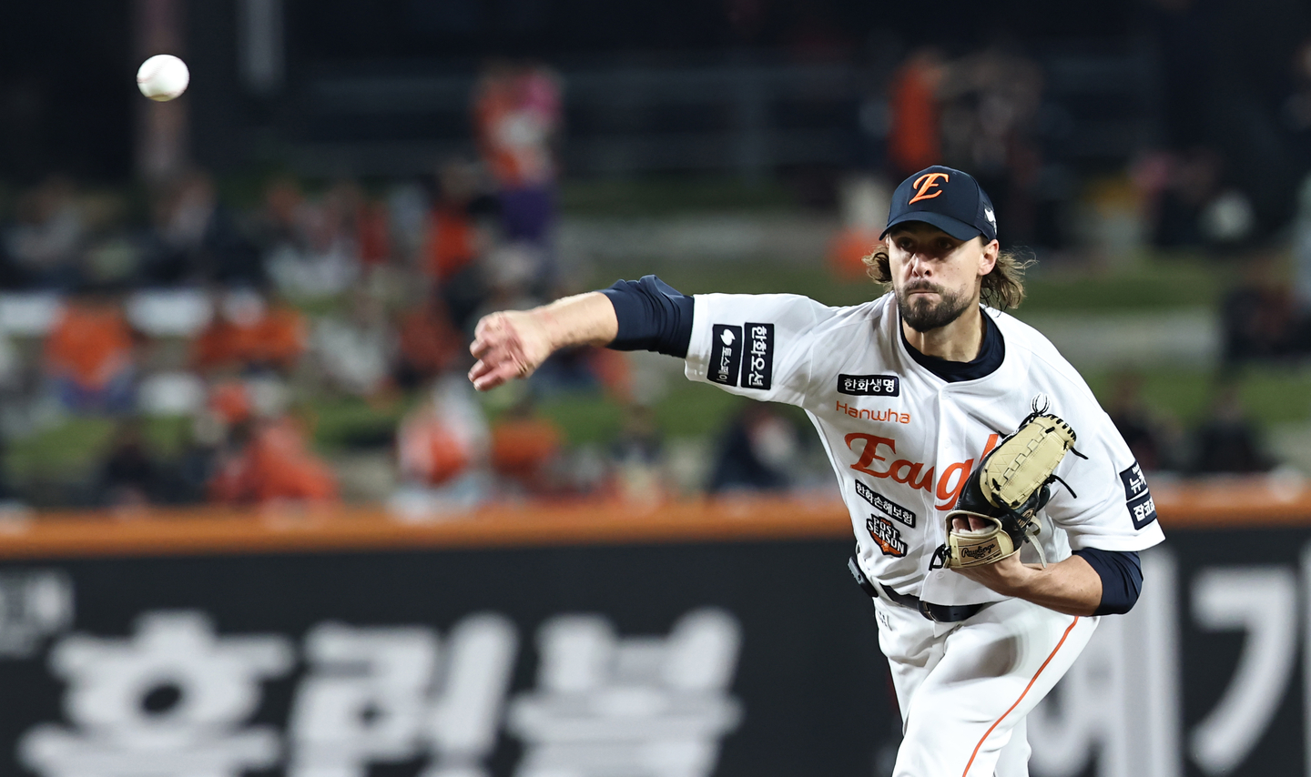 Hanwha Eagles starter Ryan Weiss pitches against the LG Twins during Game 4 of the Korean Series at Daejeon Hanwha Life Ballpark in the central city of Daejeon in this Oct. 30. [YONHAP] 