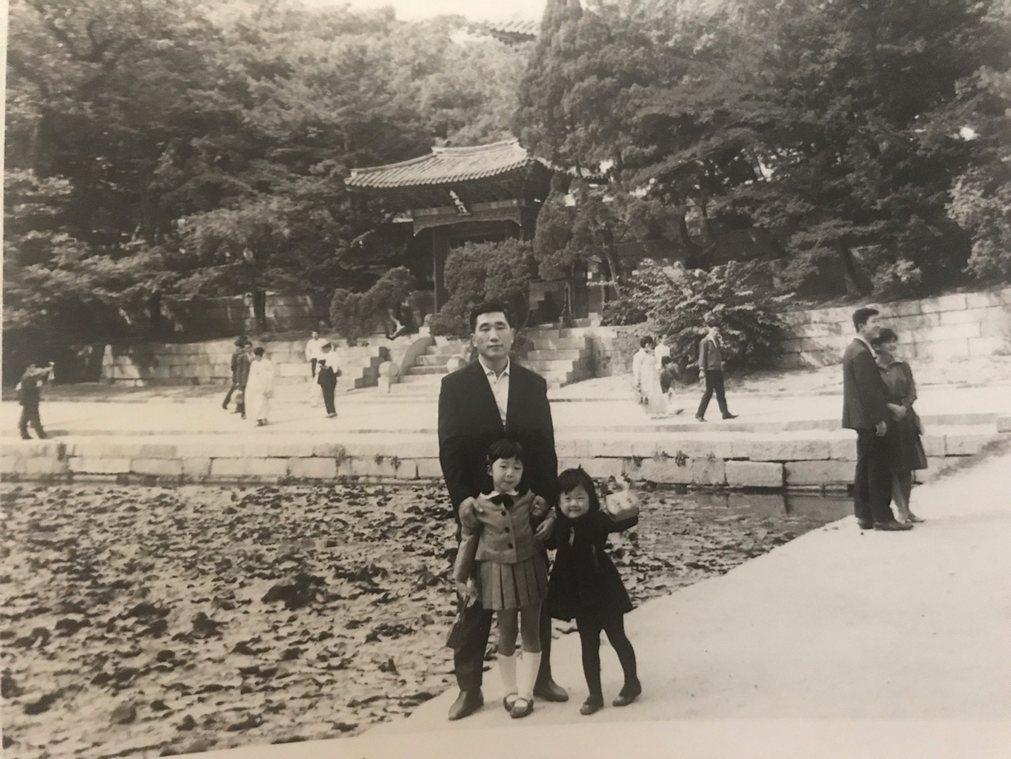 Lee Yong-il, the KBO’s first secretary general, poses with his two daughters. [LEE JI-HYUN] 