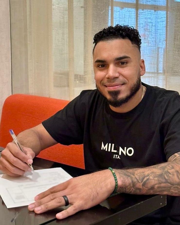 New Kia Tigers player Harold Castro signs his contract with the Korea Baseball Organization club in this photo released on Wednesday. Courtesy of Kia Tigers  