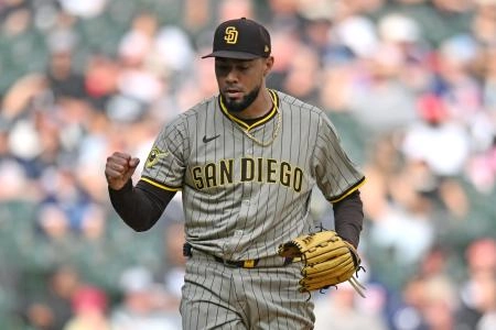 Sep 21, 2025; Chicago, Illinois, USA; San Diego Padres pitcher Robert Suarez (75) celebrates after defeating the Chicago White Sox during the ninth inning at Rate Field. Mandatory Credit: Patrick Gorski-Imagn Images Sep 21, 2025; Chicago, Illinois, USA; San Diego Padres pitcher Robert Suarez (75) celebrates after defeating the Chicago White Sox during the ninth inning at Rate Field. Mandatory Credit: Patrick Gorski-Imagn Images