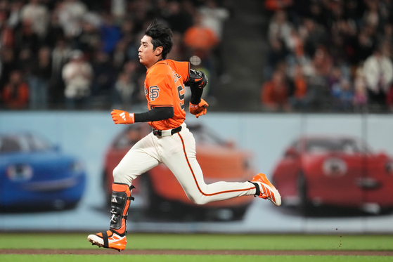 San Francisco Giants outfielder Lee Jung-hoo runs to third base after hitting a triple during the second inning of an MLB game against the Colorado Rockies in San Francisco on Sept. 26. [AP/YONHAP]