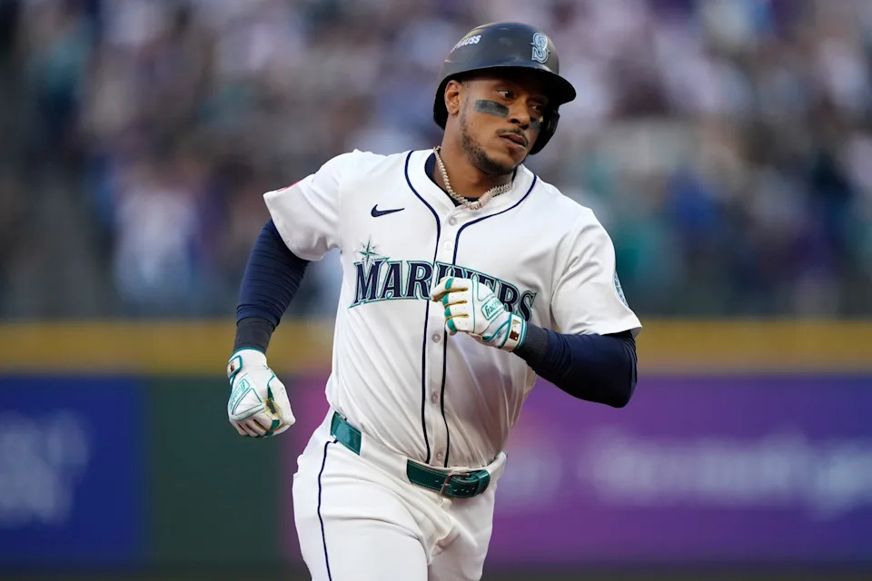 Seattle Mariners second baseman Jorge Polanco (7) runs after hitting a home run against the Detroit Tigers in the fourth inning during game two of the ALDS round of the 2025 MLB playoffs on Oct. 5, 2025, at T-Mobile Park.