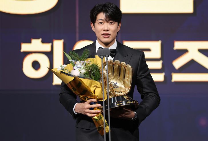 Song Sung-moon speaks after winning the third baseman award at the 2025 Shinhan SOL Bank Golden Glove Awards ceremony in Seoul, Dec. 9. Yonhap