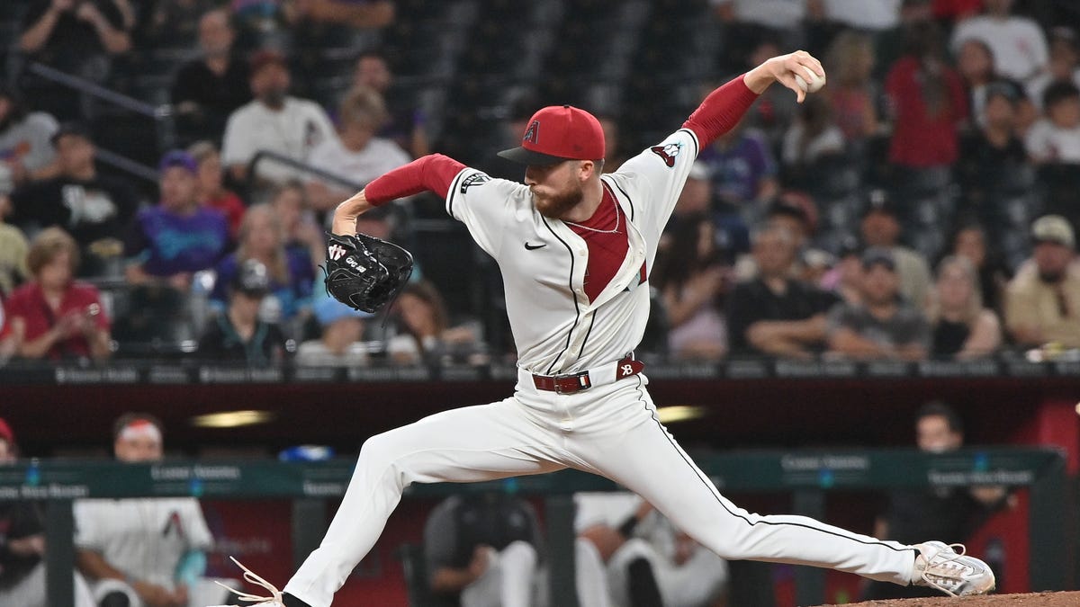 Diamondbacks trade reliever to Phillies for minor league outfielder