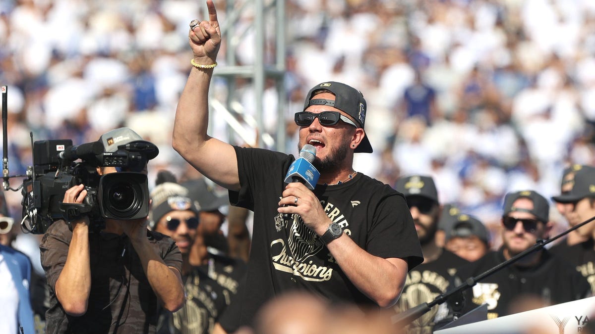 Miguel Rojas returns to Dodgers on 1-year deal