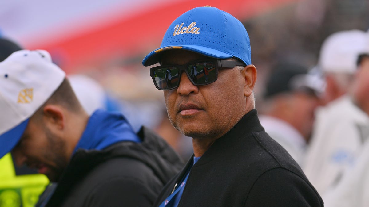 Dave Roberts helped UCLA football coach search during World Series run