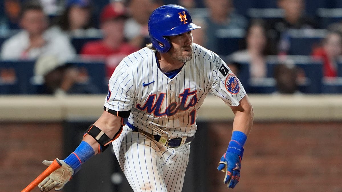 Mets trade Jeff McNeil, veteran infielder, to A's