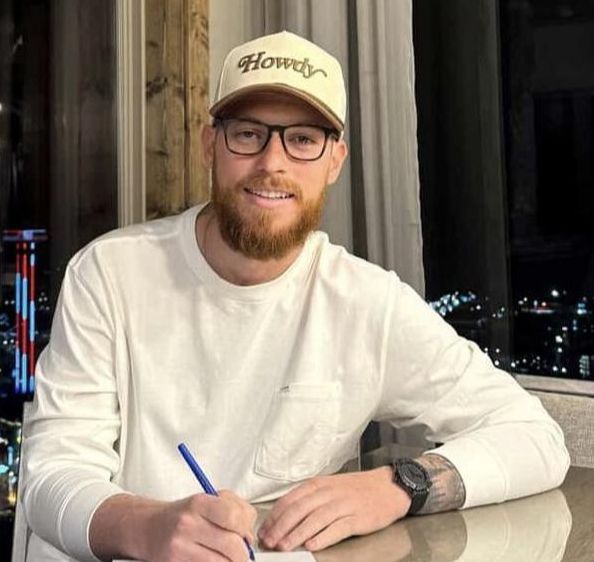 Kia Tigers pitcher Adam Oller signs his contract with the Korea Baseball Organization club in this photo released on Wednesday. Courtesy of Kia Tigers 
