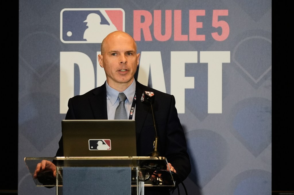 Red Sox acquire reliever from A's, lose prospect to White Sox