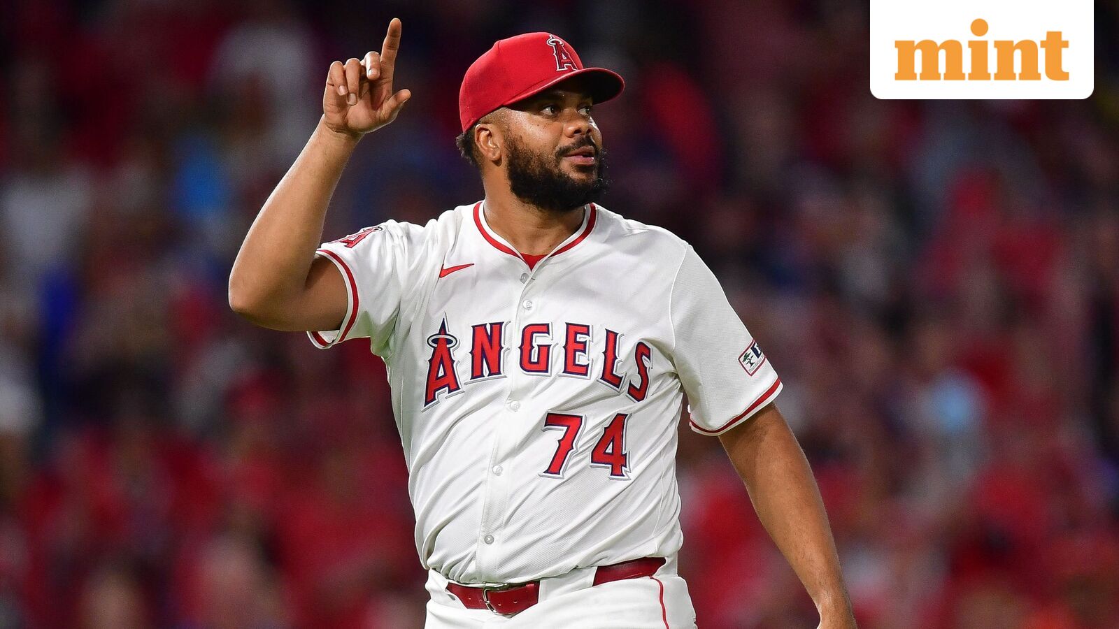 Kenley Jansen celebrates the victory.