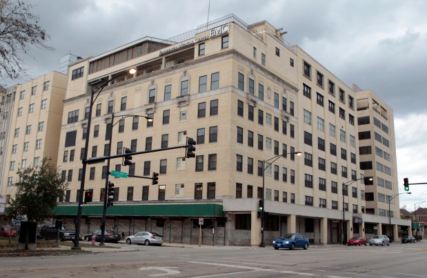 The Edgewater Medical Center in the 5700 block of North Ashland Avenue on Oct. 26, 2010, almost a decade after it closed. (Nuccio DiNuzzo/Chicago Tribune)