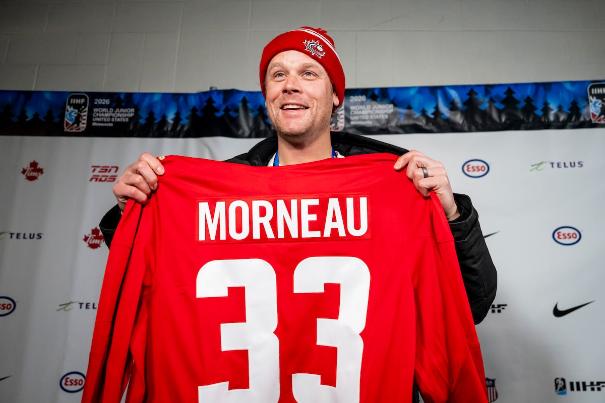 Canadian baseball legend and former goalie Justin Morneau meets with world junior team