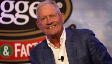 George Brett delights fans, collectors with tales of infamous pine tar incident, Hall of Fame career