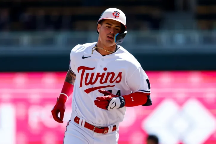 Padres quietly sign Jose Miranda to minor league deal