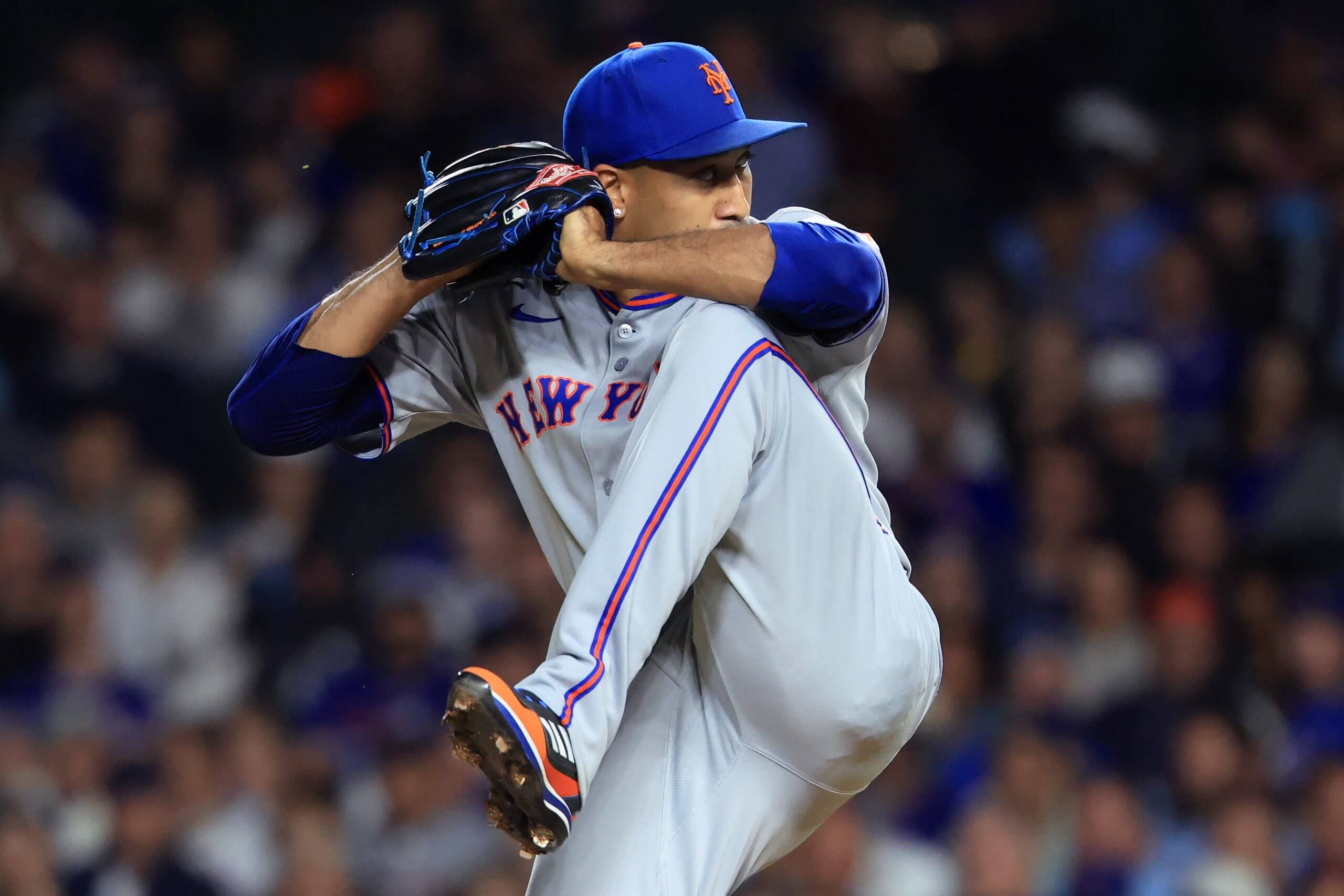 Edwin Díaz #39 of the New York Mets throws a pitch during the ninth inning against the Chicago Cubs at Wrigley Field.