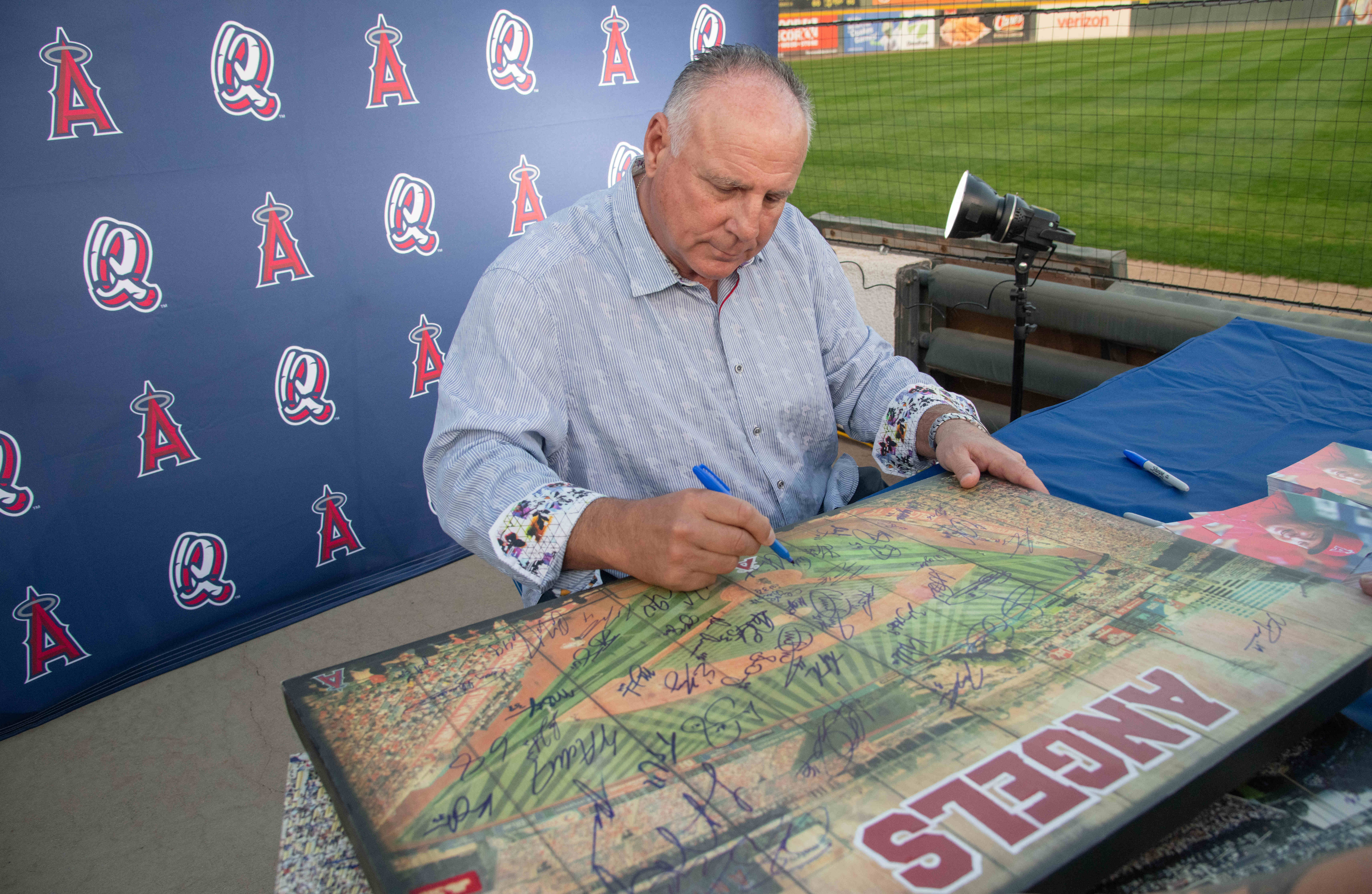 Former Angels manager Mike Scioscia signs autographs Saturday, Dec. 13,...