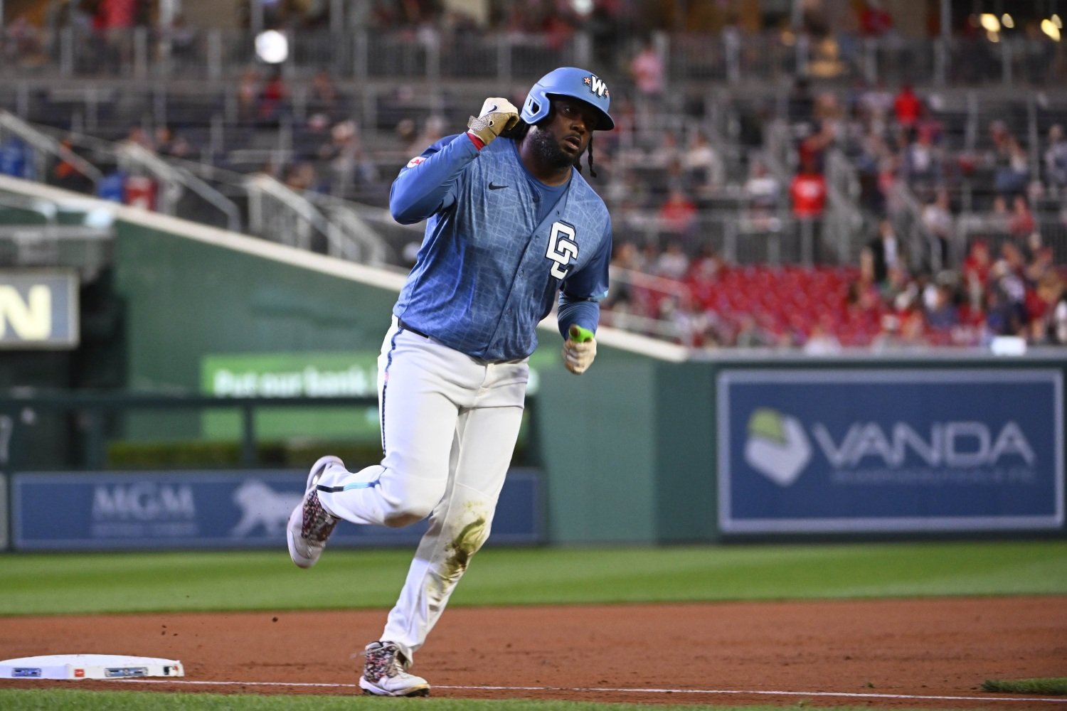 BREAKING: Twins Sign First Baseman Josh Bell to One-Year Deal - Twins