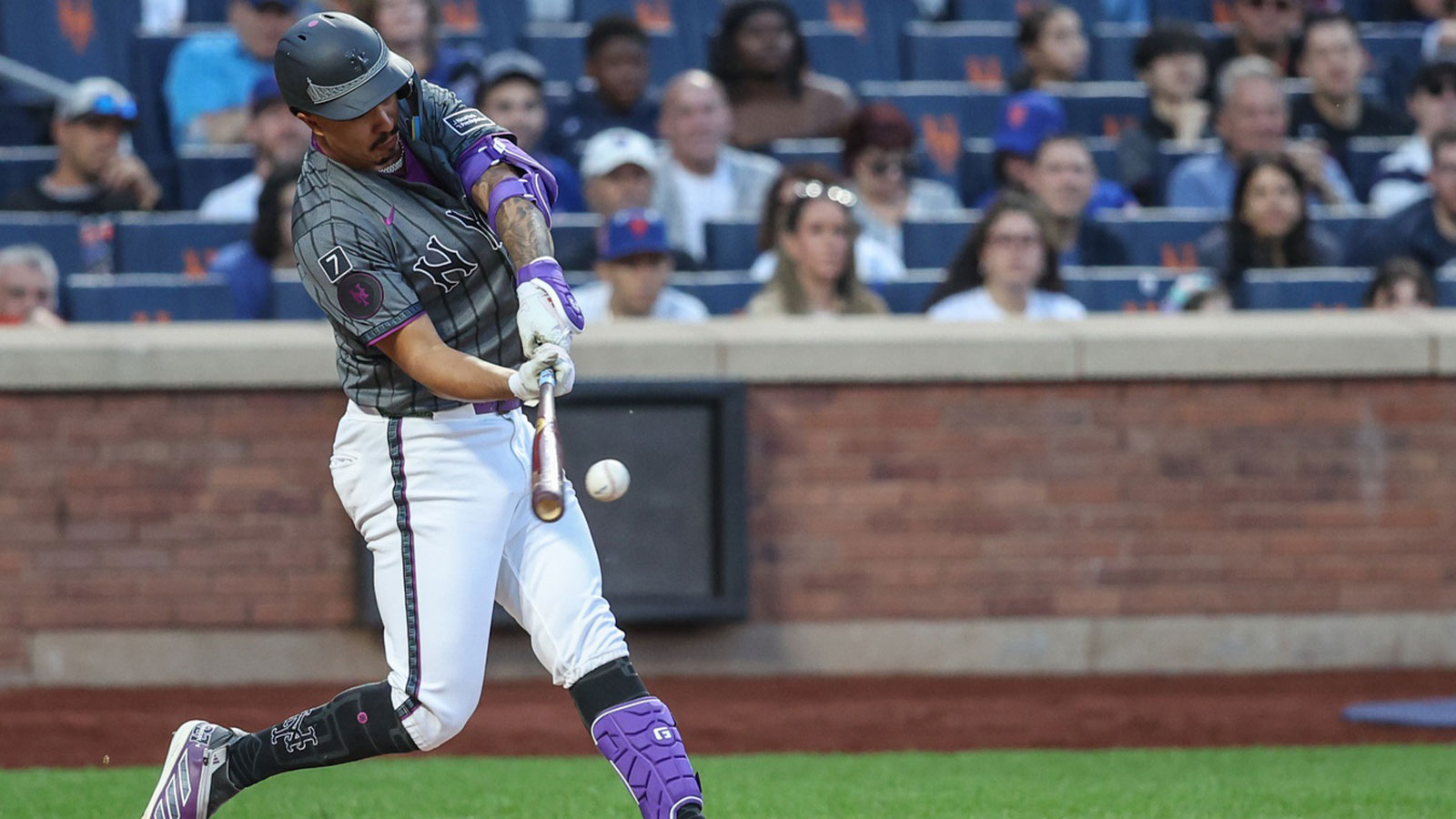 New York Mets pinch hitter Mark Vientos (27) hits a two run double in the eighth inning against the Washington Nationals at Citi Field. 