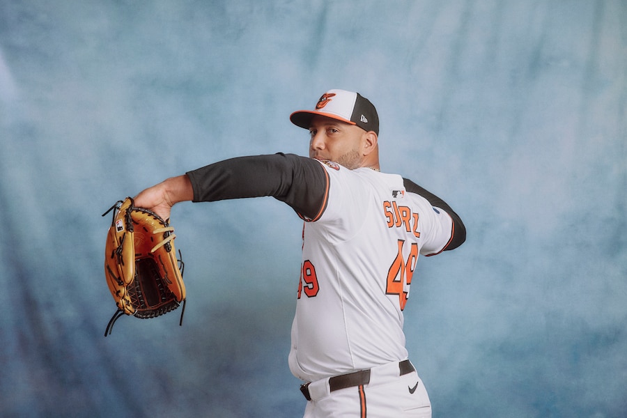 Orioles re-sign Albert Suárez to minor league deal