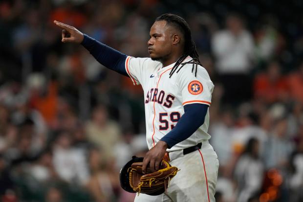El dominicano Framber Valdez, de los Astros de Houston, vuelve a la cueva tras resolver la séptima entrada del juego ante los Rockies de Colorado, el miércoles 27 de agosto de 2025 (AP Foto/Ashley Landis)