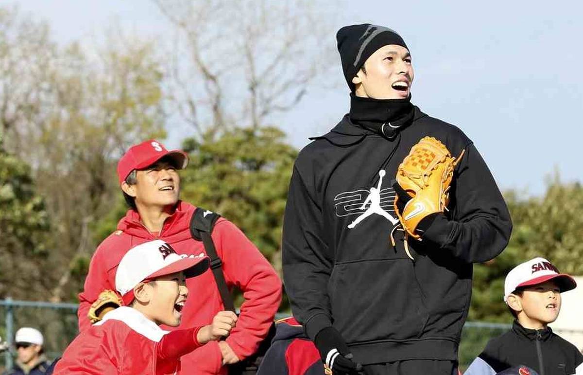 Los Angeles Dodgers’ Pitcher Sasaki Encourages Kids in Noto Through Baseball