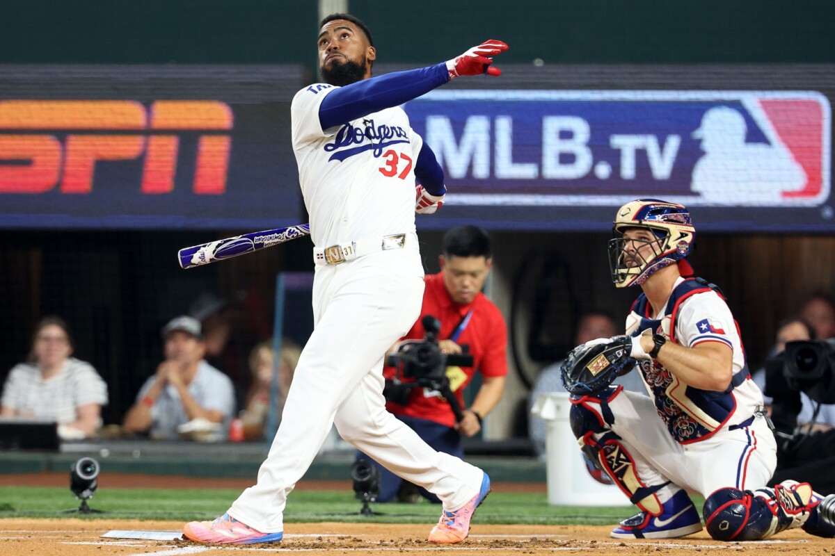 Dodgers Don't Anticipate Trading Teoscar Hernandez, Says GM