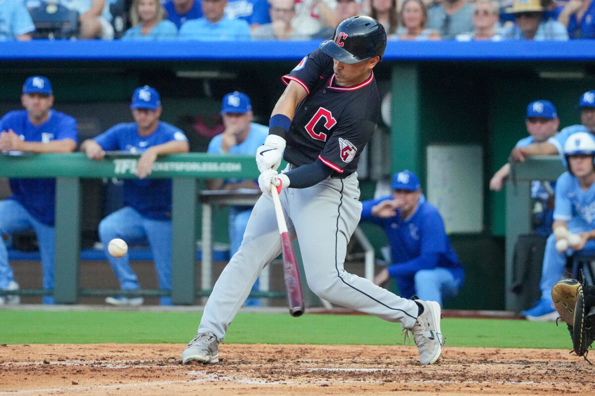 Dodgers Remain Interested in 2 Strong Defenders on Trade Market