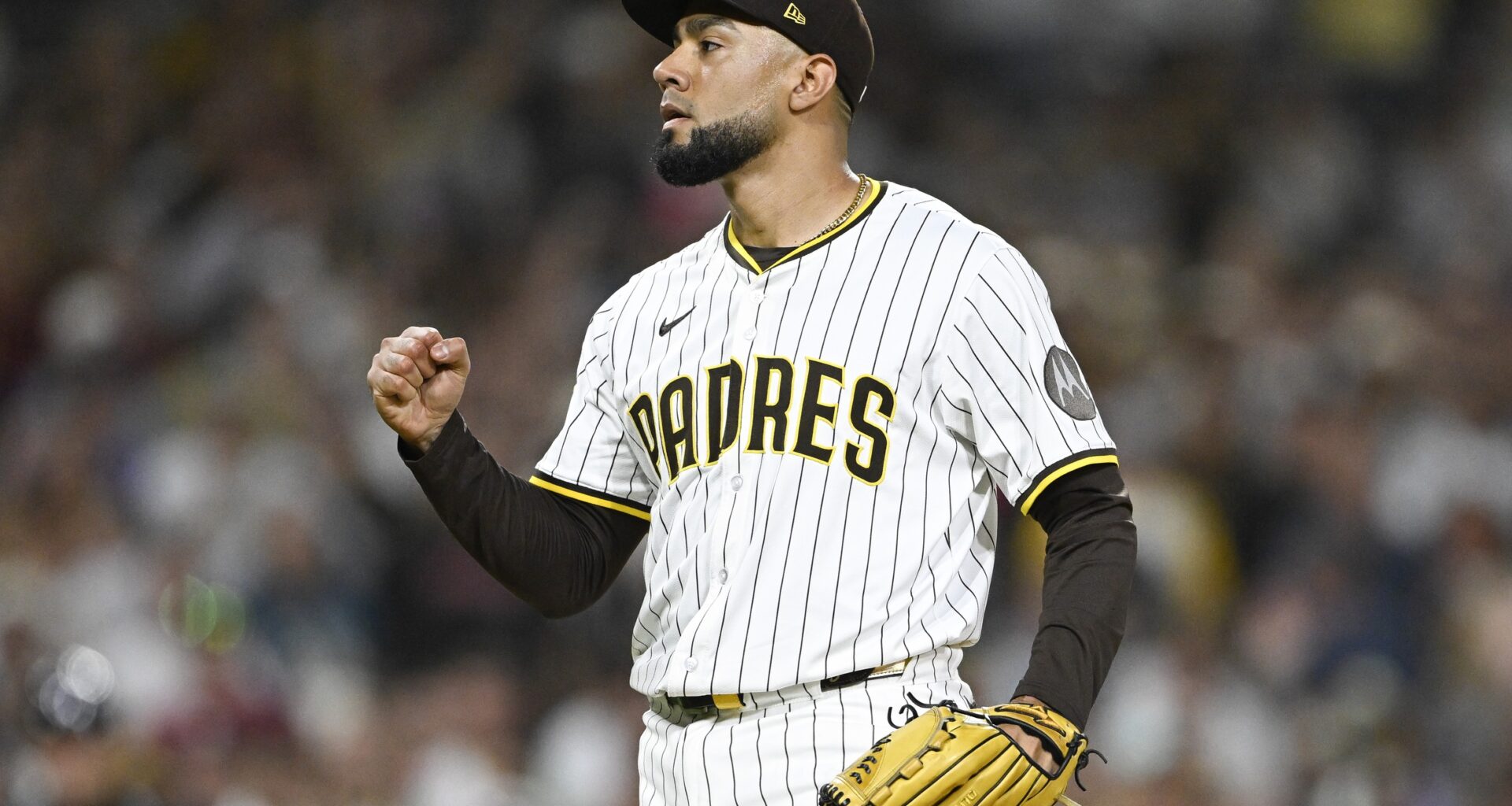 Braves Sign Robert Suarez to Three-Year Deal