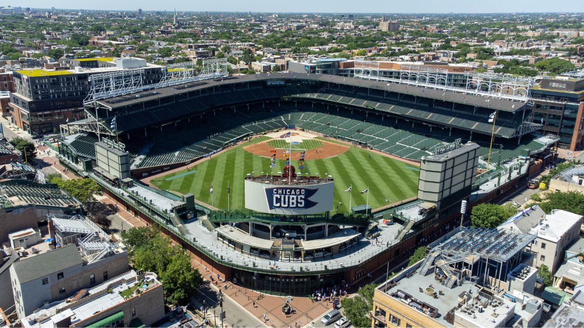Wrigley Field in line with the Chicago Cubs sign | Photo by Sea Cow via Wikimedia Commons