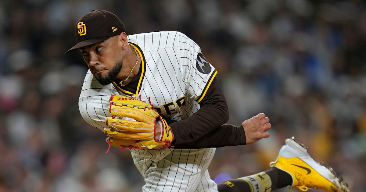 Braves sign reliever Robert Suarez to 3-year, $45 million contract