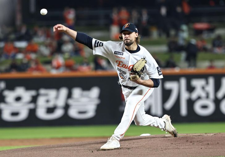 Hanwha Eagles starter Ryan Weiss pitches against the LG Twins during Game 4 of the Korean Series at Daejeon Hanwha Life Ballpark in the central city of Daejeon, Oct. 30. Yonhap