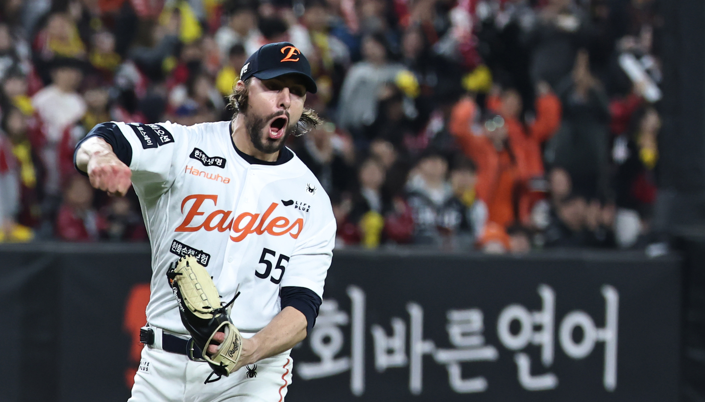 Hanwha Eagles starter Ryan Weiss celebrates as he leaves the mound during Game 4 of the Korean Series against the LG Twins at Daejeon Hanwha Life Ballpark in the central city of Daejeon, in this Oct. 30. [YONHAP] 