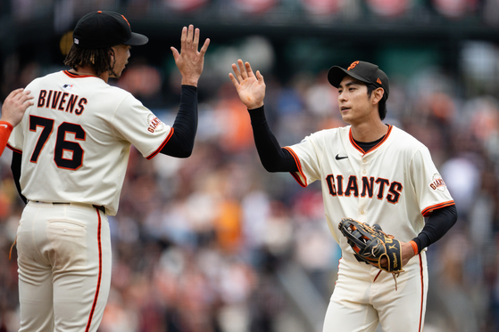 San Francisco Giants outfielder Lee Jung-hoo, right, high-fives teammate Spencer Bivens after an MLB game against the Colorado Rockies on Sept. 28 in San Francisco. [AP/YONHAP]