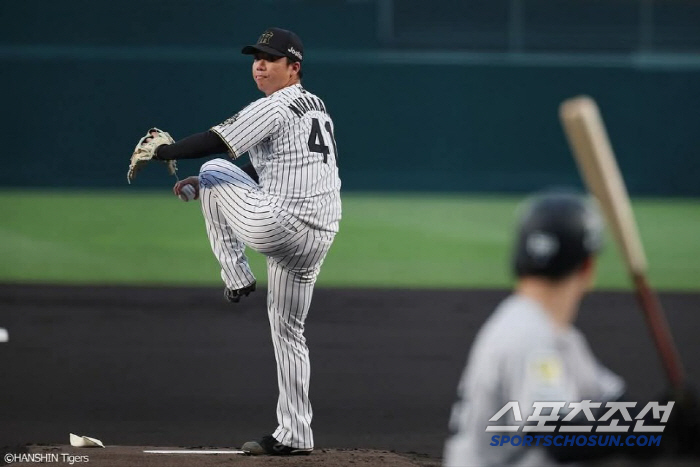 Coach Abe (Min Chang-ki's Japanese baseball team) ended the press conference in 30 seconds after humiliation of the opening 4 consecutive losses in 22 years due to his archrival Hanshin