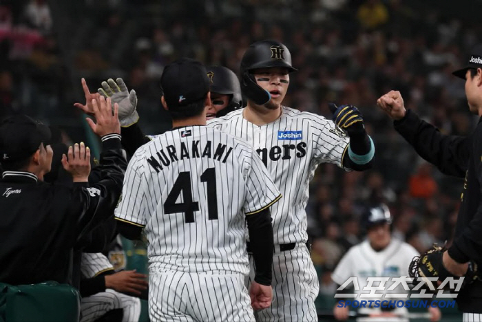 Coach Abe (Min Chang-ki's Japanese baseball team) ended the press conference in 30 seconds after humiliation of the opening 4 consecutive losses in 22 years due to his archrival Hanshin