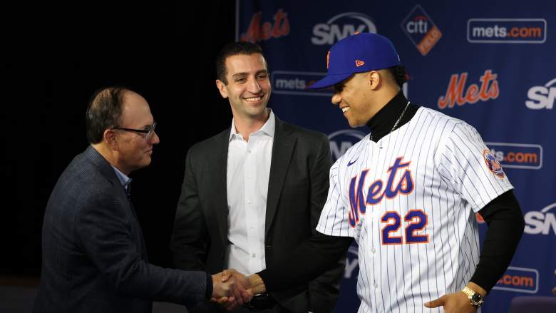Mets owner Steve Cohen shakes hands with outfielder Juan Soto, with president of baseball operations David Stearns watching.