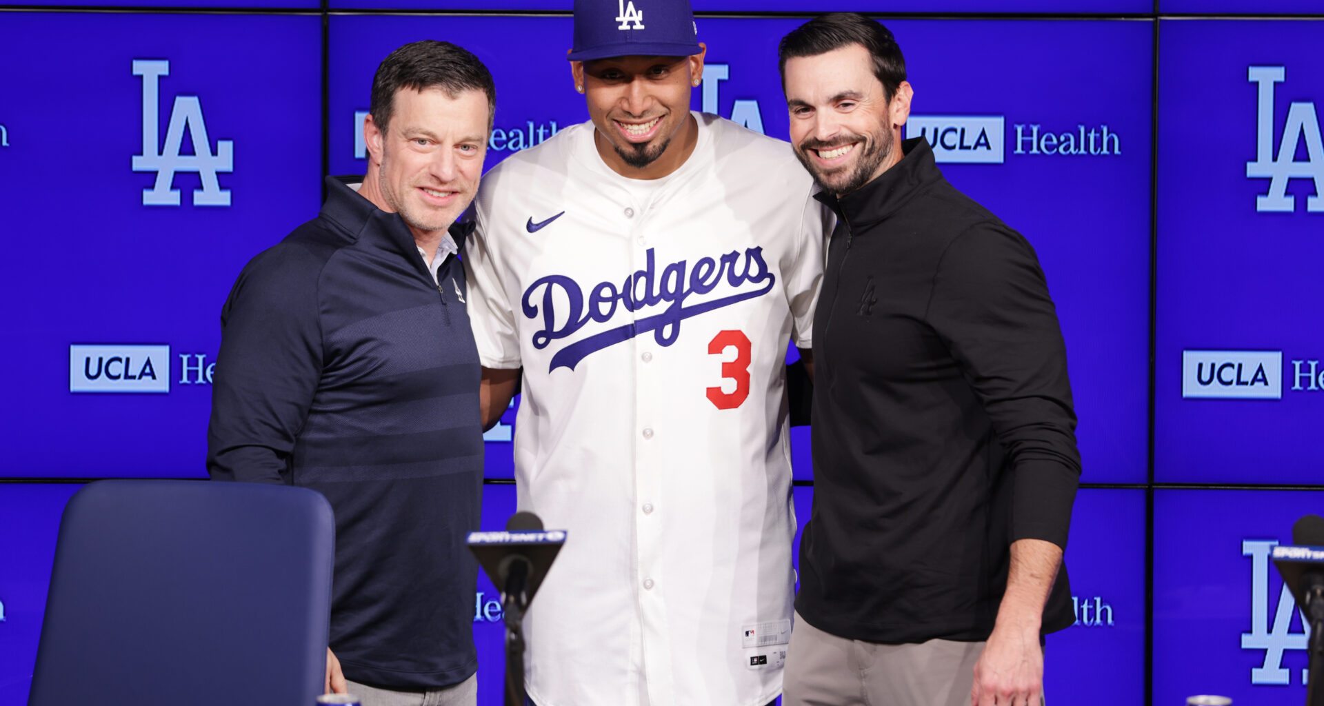 Cue the trumpets! Edwin Díaz lands in LA to start his new chapter with the champion Dodgers