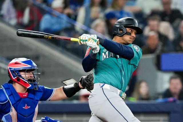 Seattle Mariners infielder Jorge Polanco (7) singles in the seventh inning against the Toronto Blue Jays during game two of the ALCS round for the 2025 MLB playoffs at Rogers Centre.