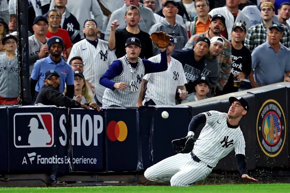 New York Yankees left fielder Cody Bellinger (35) makes a catch during the first inning against the Toronto Blue Jays during Game 4 of the ALDS for the 2025 MLB playoffs on Oct. 8, 2025, at Yankee Stadium.