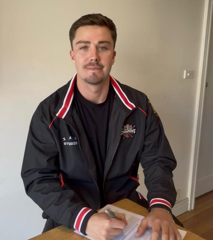 New Kia Tigers player Jarryd Dale signs his contract with the Korea Baseball Organization club in this photo released on Wednesday. Courtesy of Kia Tigers 