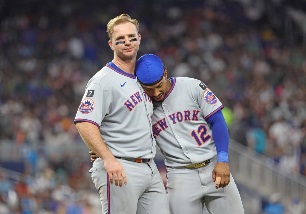 Francisco Lindor hugs Pete Alonso after Alonso lines out ending the fifth inning.