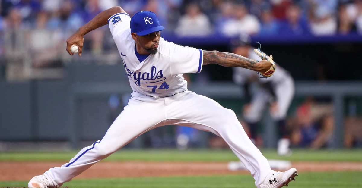 Royals bring back reliever José Cuas on a minor league deal